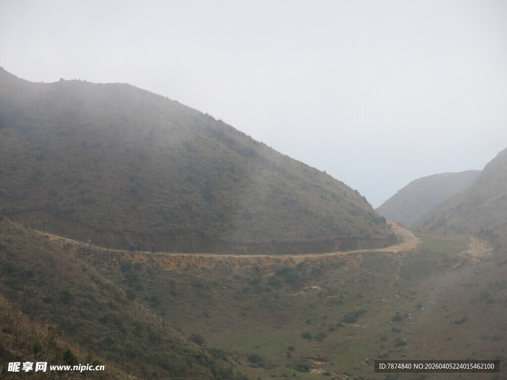 山间云雾缭绕的蜿蜒公路