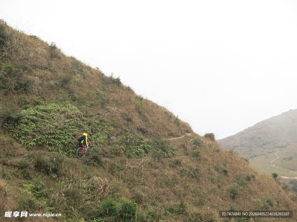 徒步者攀登绿意山坡
