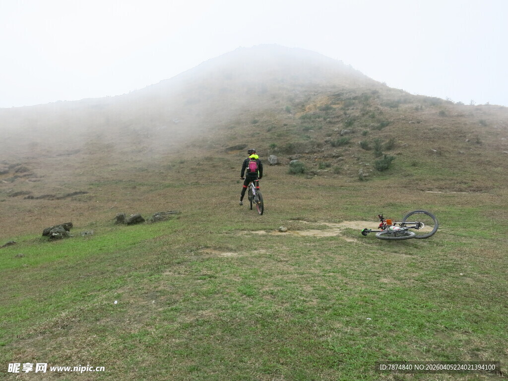 山间徒步者身处云雾草地