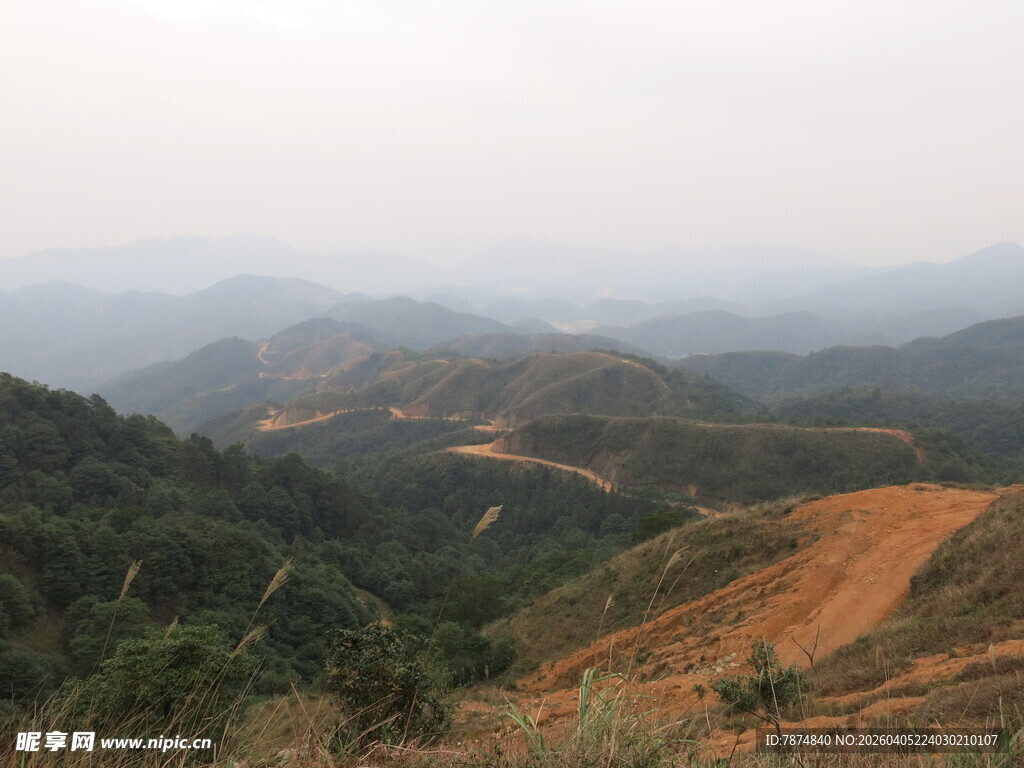 山间蜿蜒新路景