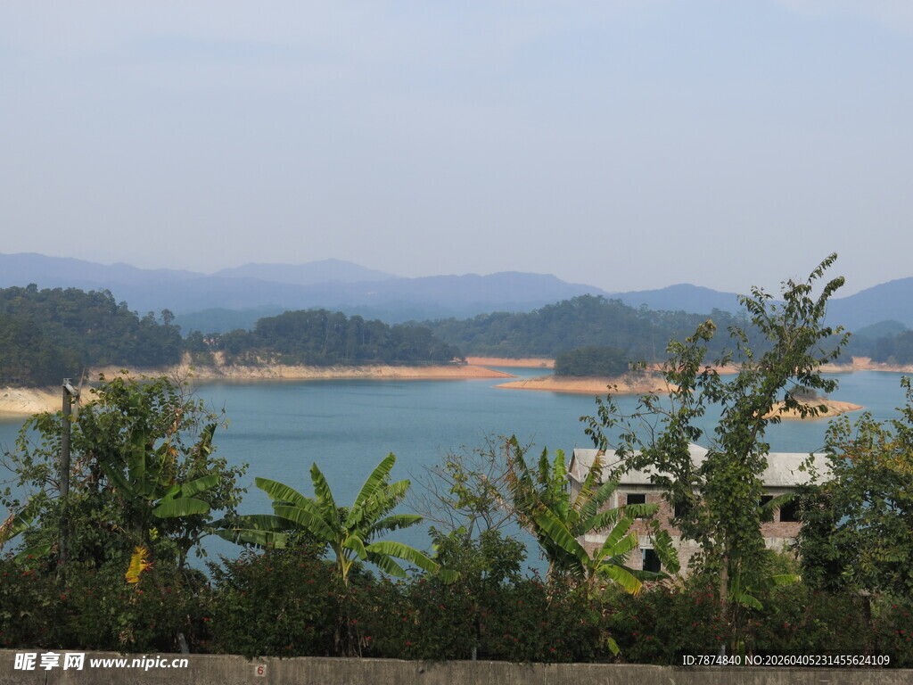 湖畔风光远眺青山绿水