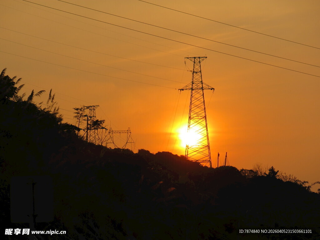 夕阳下的输电塔
