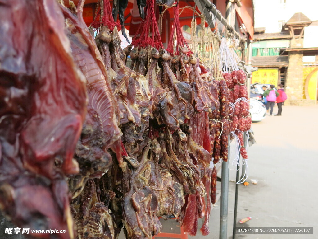 街头悬挂的诱人腊味