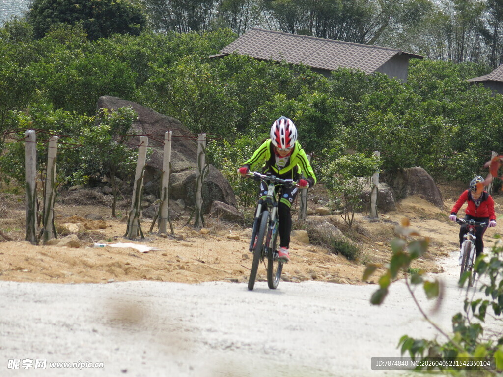 山地自行车手林间骑行