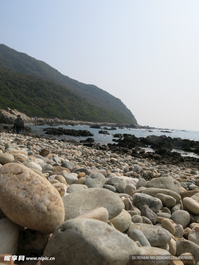 海岸边的嶙峋石块