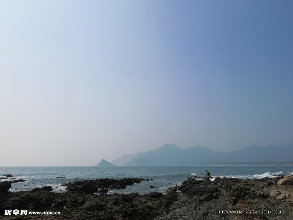 海边礁石与远处山峦美景