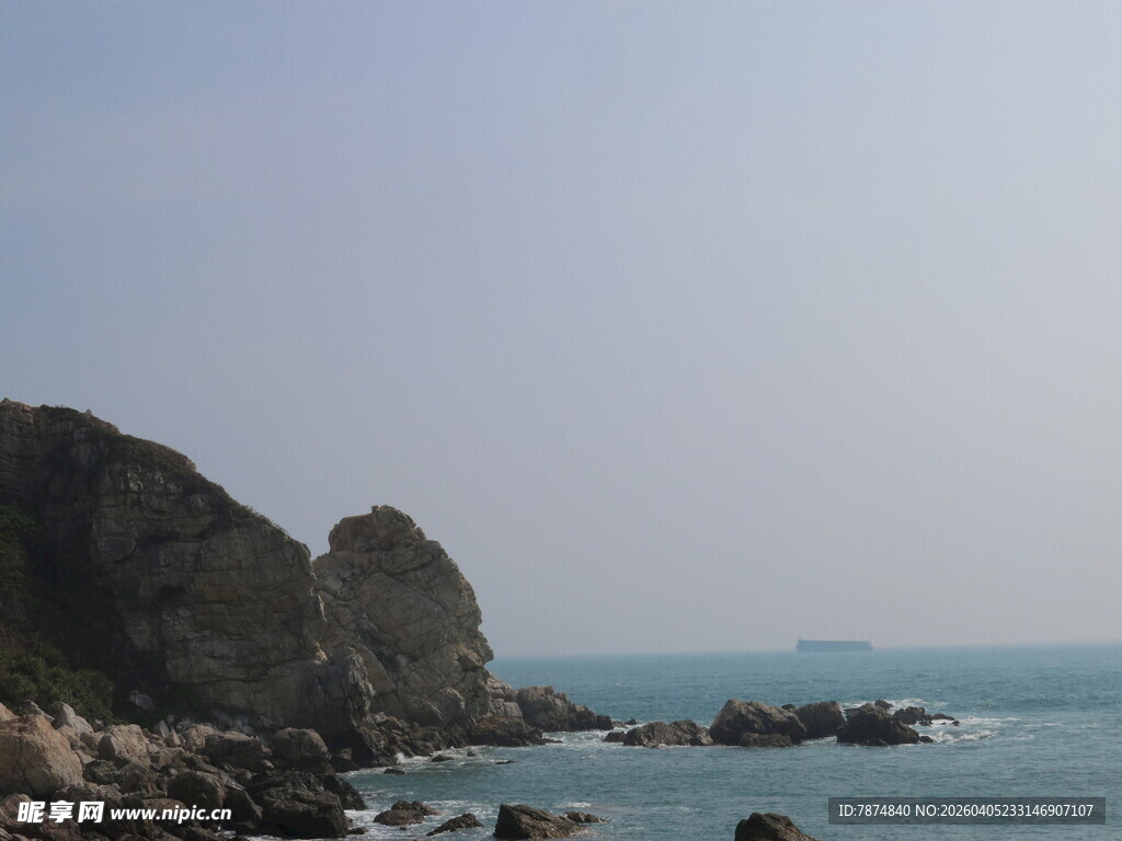 海边嶙峋岩石与广阔海面