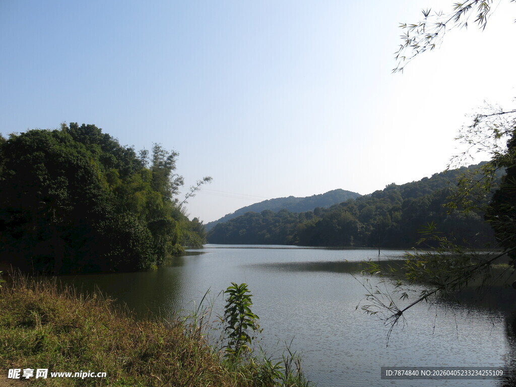 宁静山水风光图