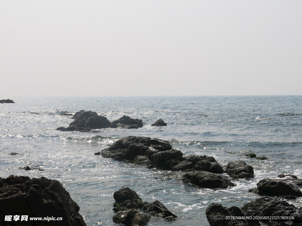 海边礁石景观
