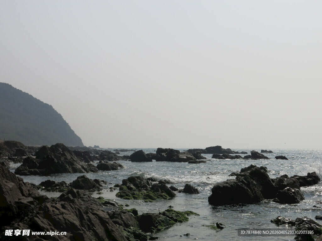 海边嶙峋礁石景观