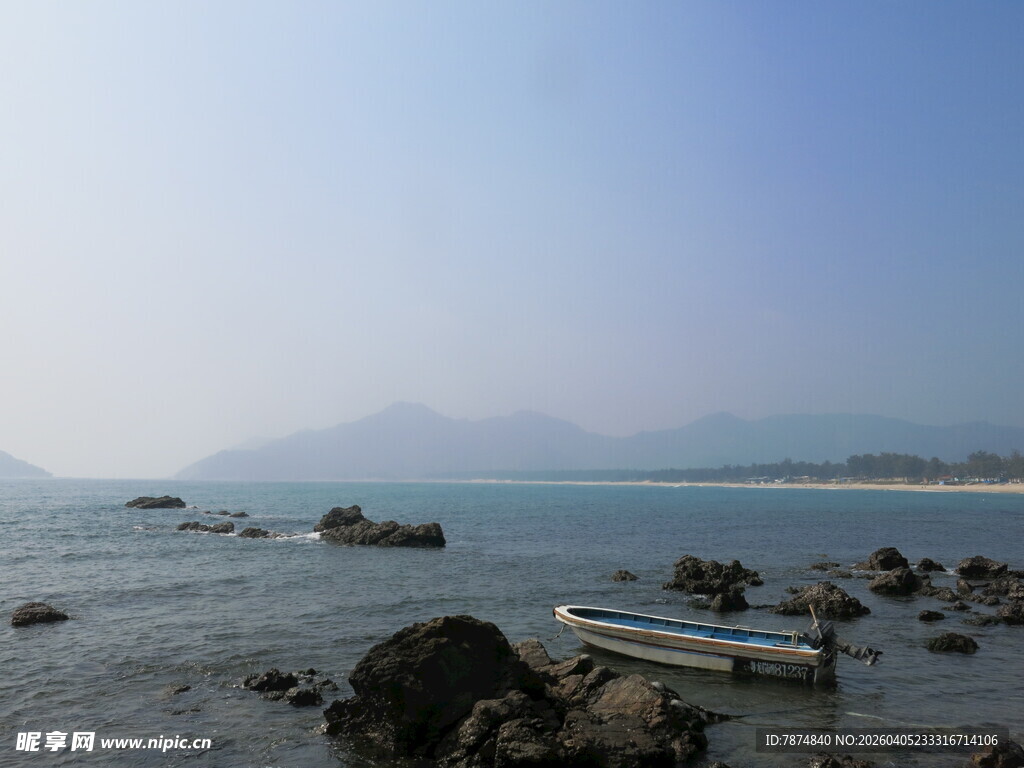 海边孤舟 宁静的海洋景致