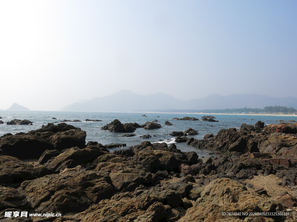 海边嶙峋礁石与辽阔海景