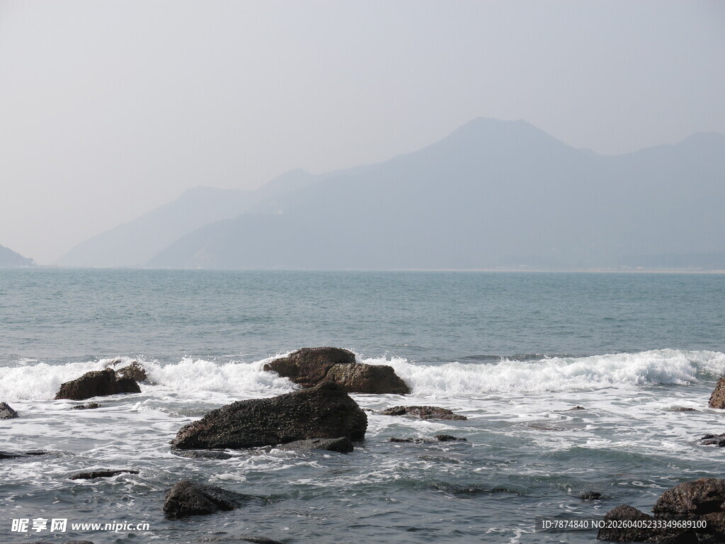海边礁石与翻涌海浪