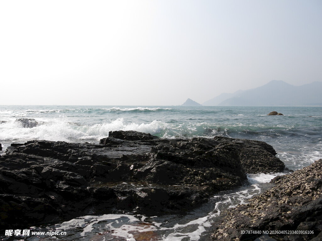 海边礁石 海浪轻拍之景