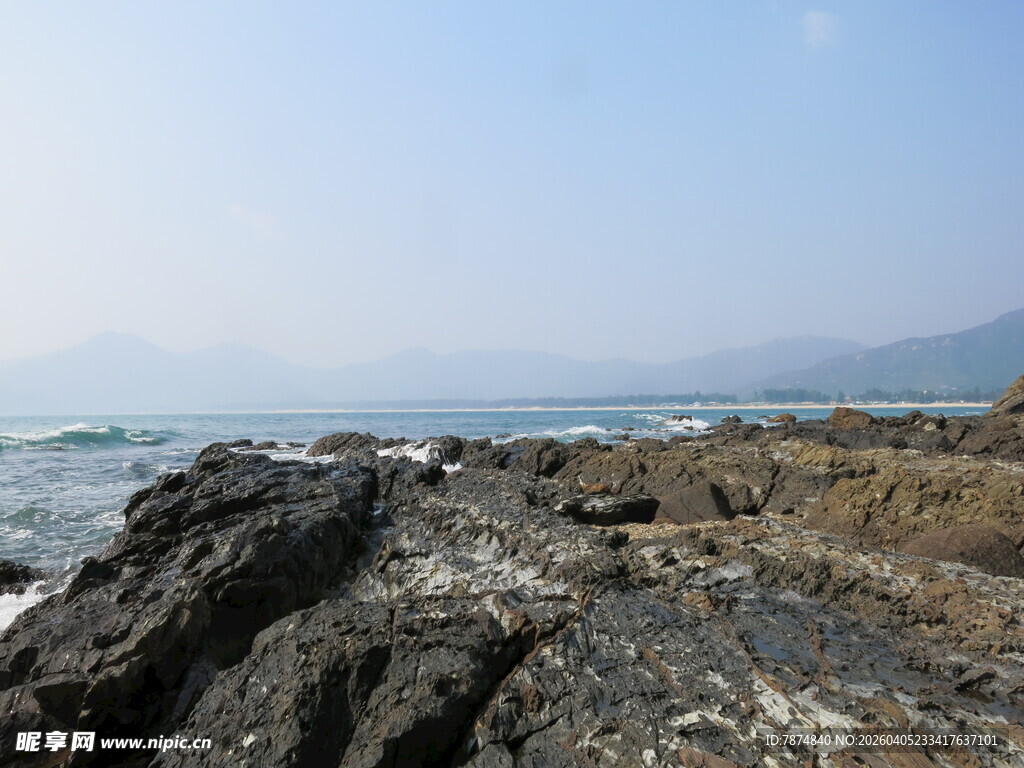 海边嶙峋岩石与辽阔海景