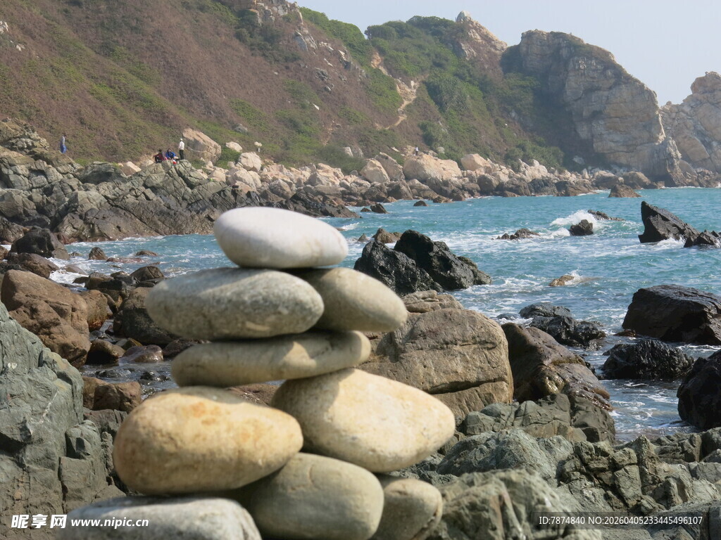 海边堆叠的圆润鹅卵石