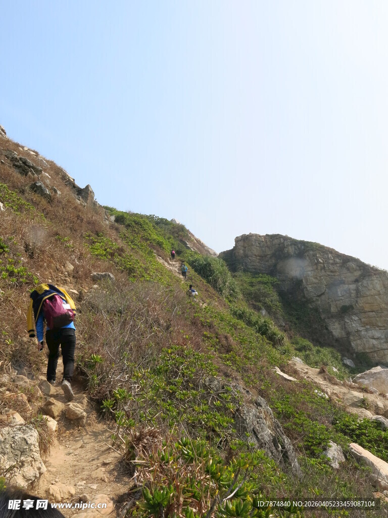 两人徒步山间小道