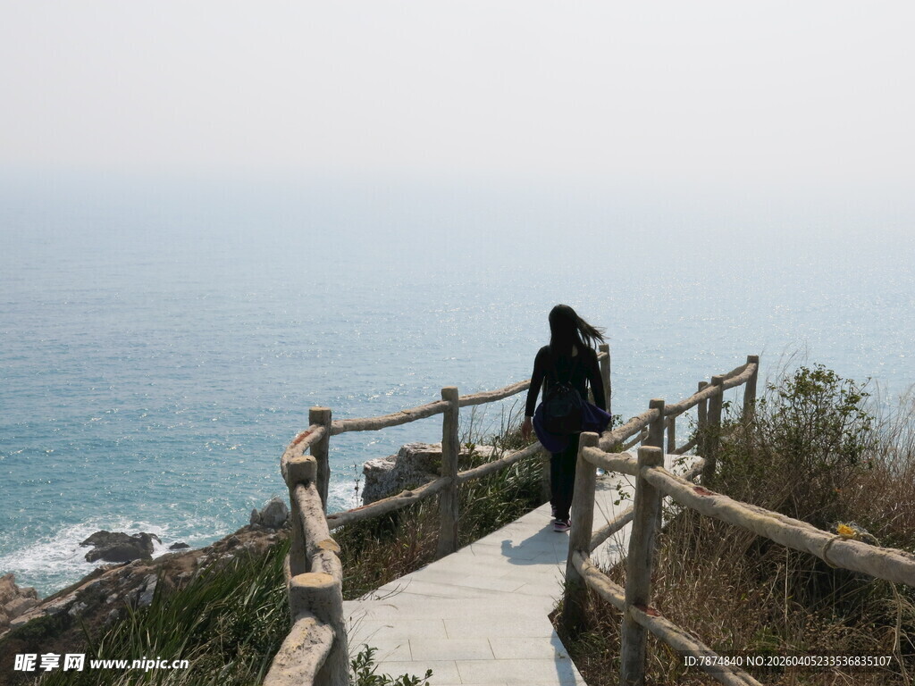 海边栈道上的独行者