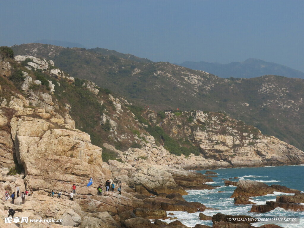 海岸边的嶙峋山石与大海