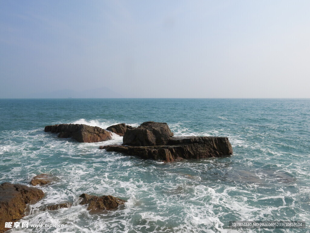 海浪拍击礁石海景图
