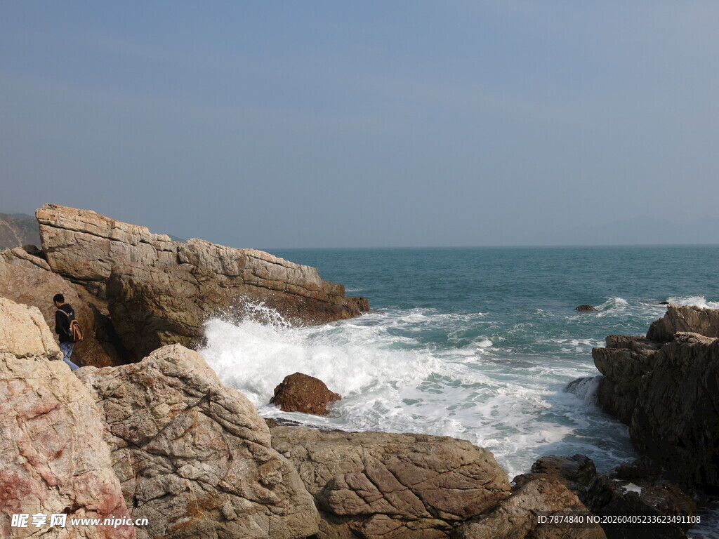 海边礁石 海浪拍岸之景