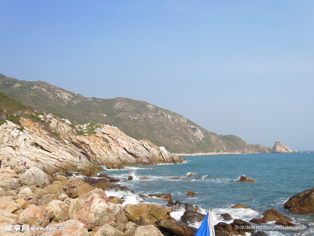 海边嶙峋礁石与湛蓝海水