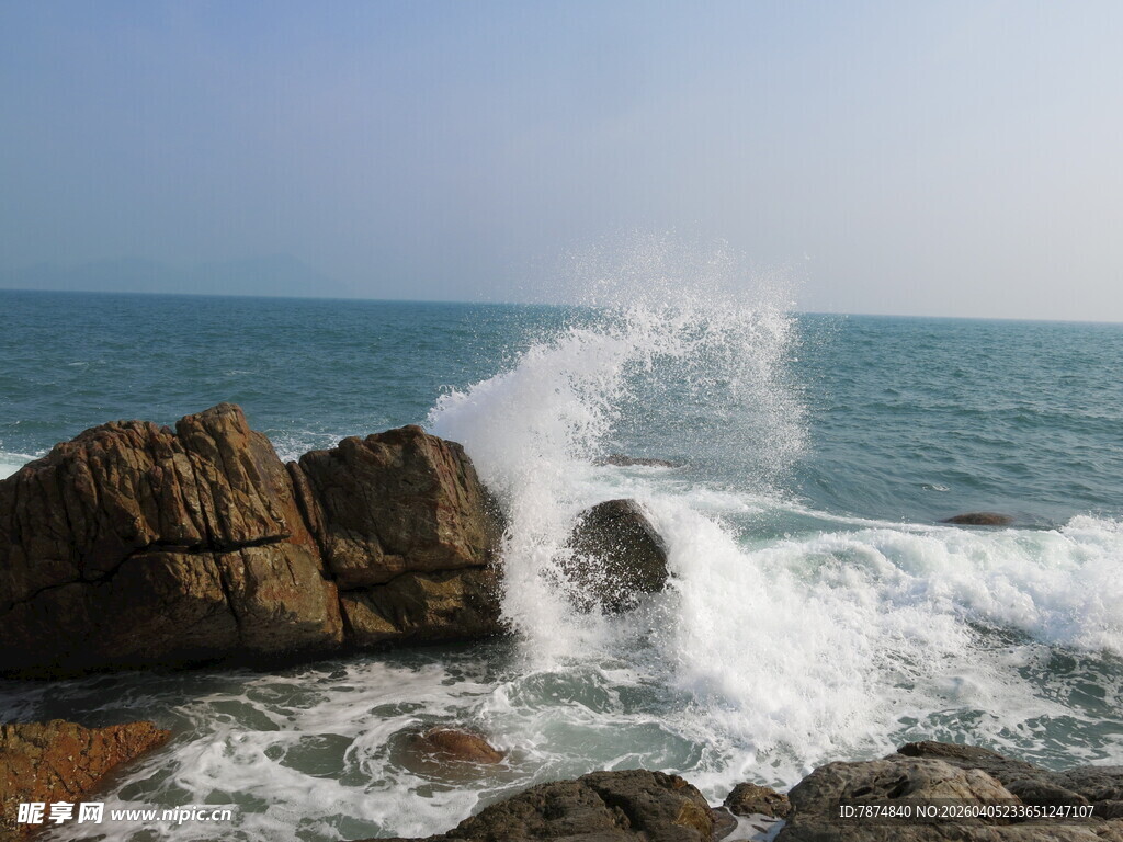 海浪拍击礁石的壮美瞬间