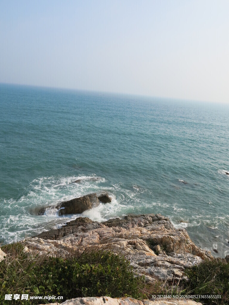 海边礁石与翻涌海浪