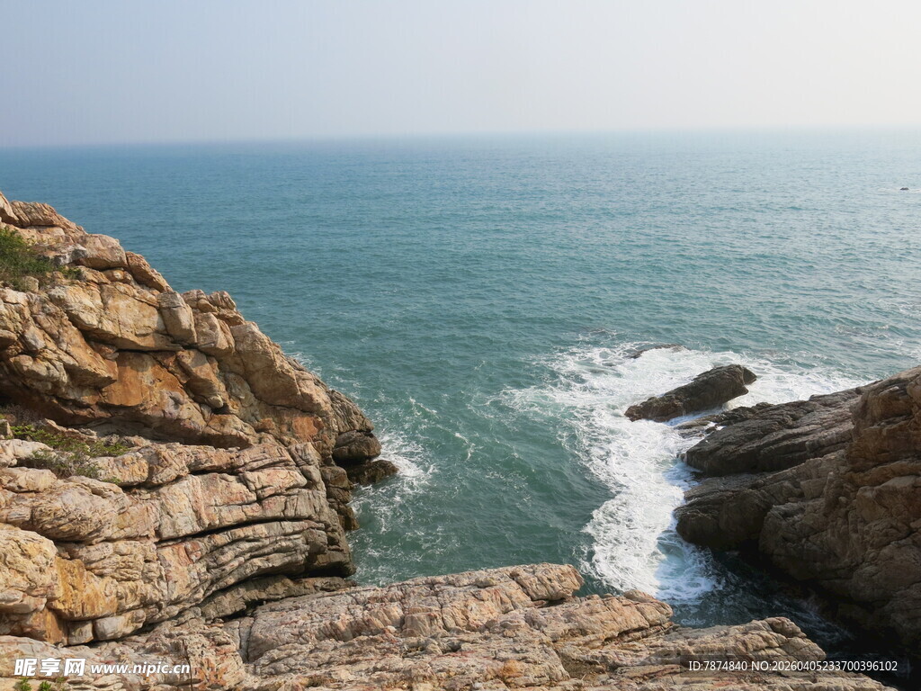 海边嶙峋岩石与翻涌海浪