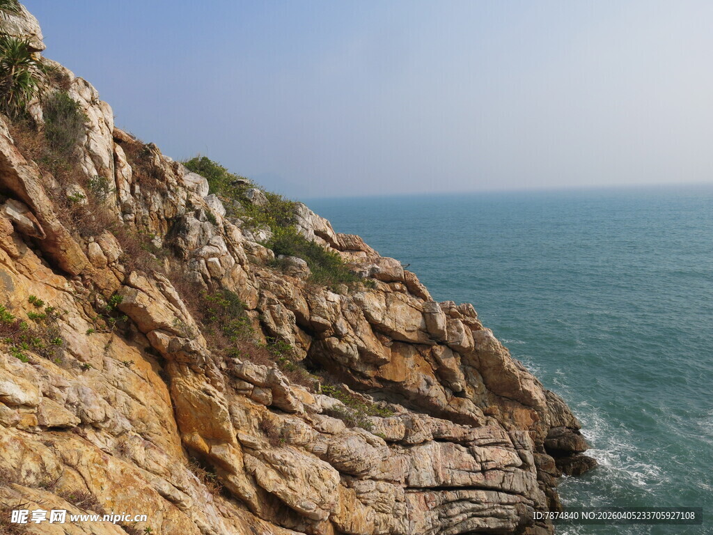 海边嶙峋峭壁美景