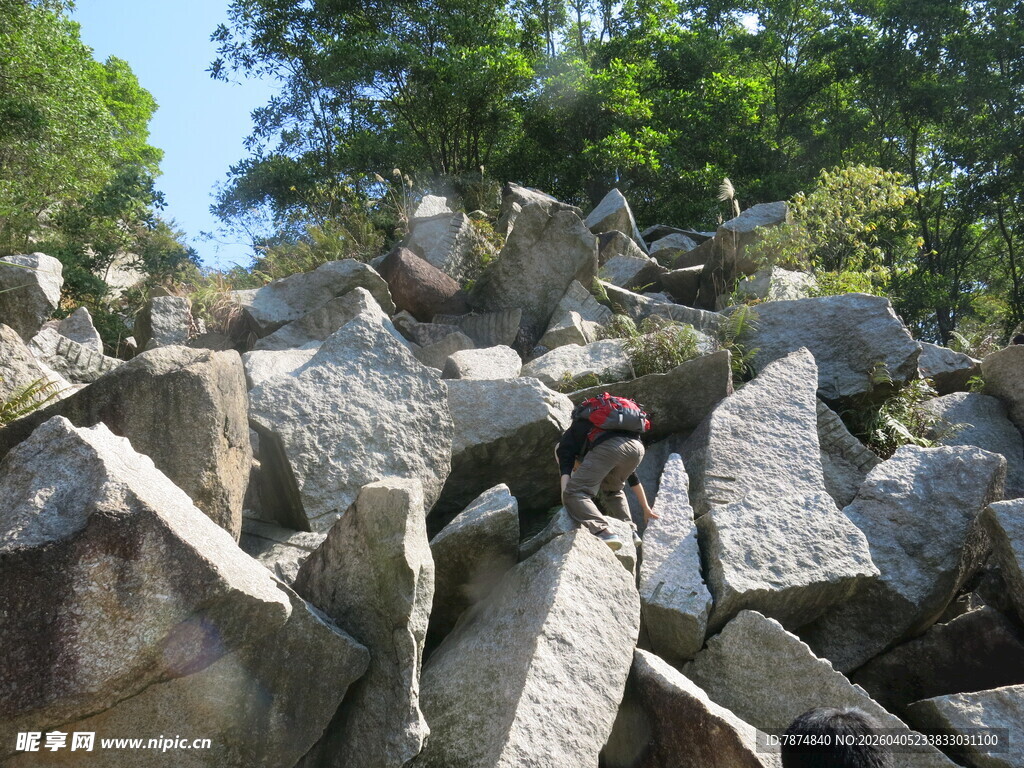 攀岩者在巨石间挑战自我