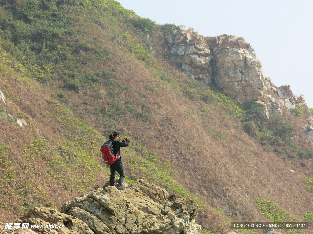 攀登者屹立于险峻山巅