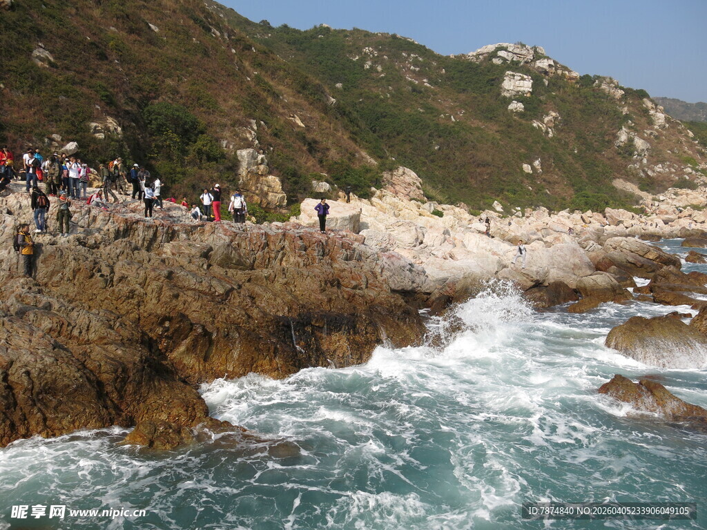 海边岩石上的观光人群