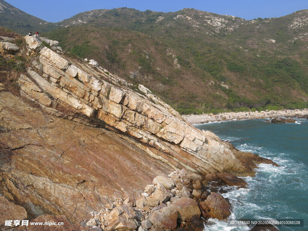 海岸边嶙峋礁石景观