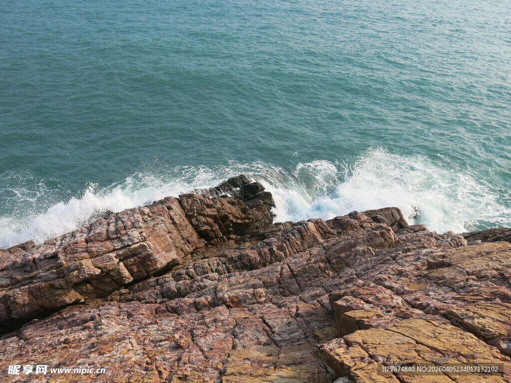 海边嶙峋礁石与翻涌浪花