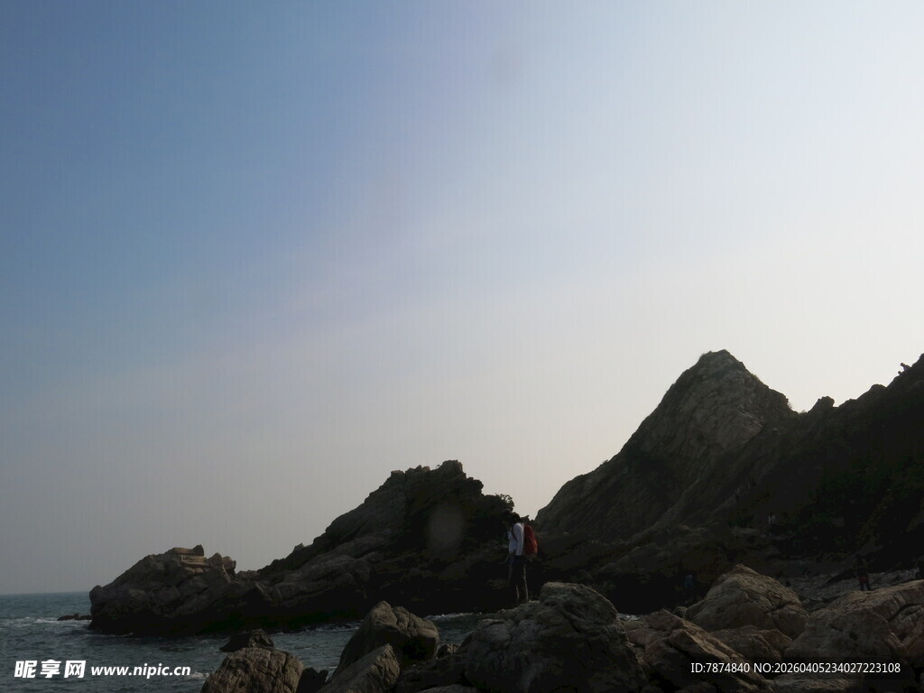 海边嶙峋岩石与蓝天