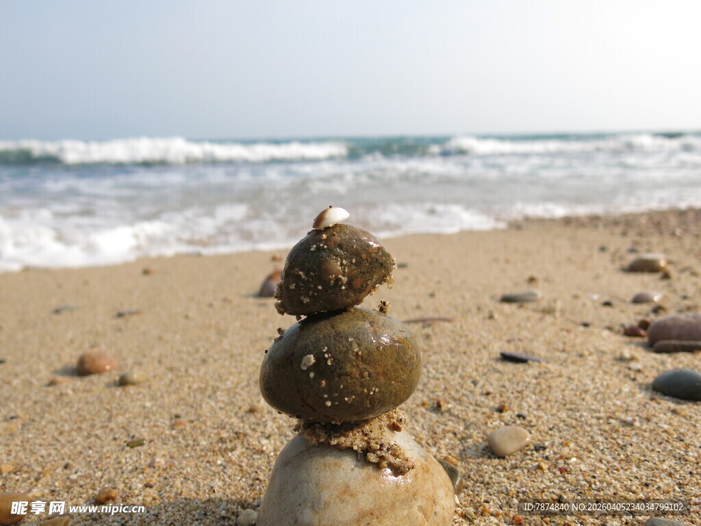 海边沙滩上的石头堆叠