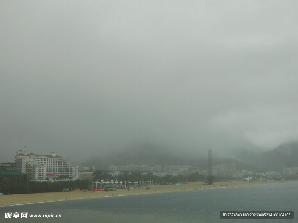 雾霭中的湖岸与远处建筑