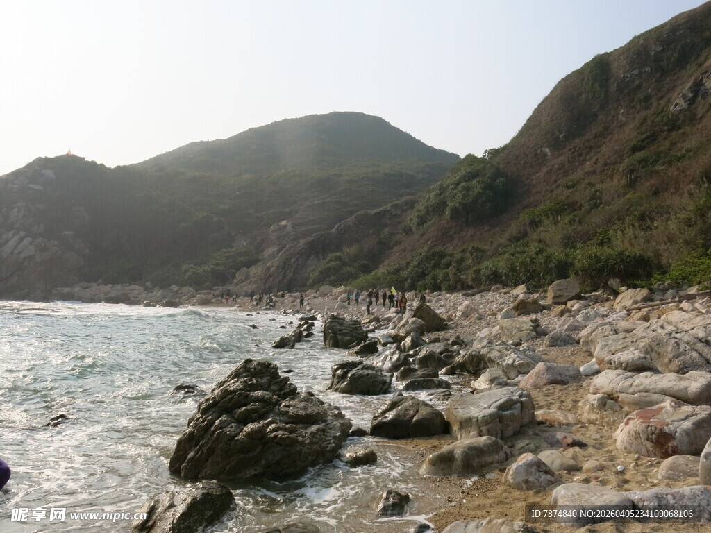 海岸边嶙峋岩石与远山