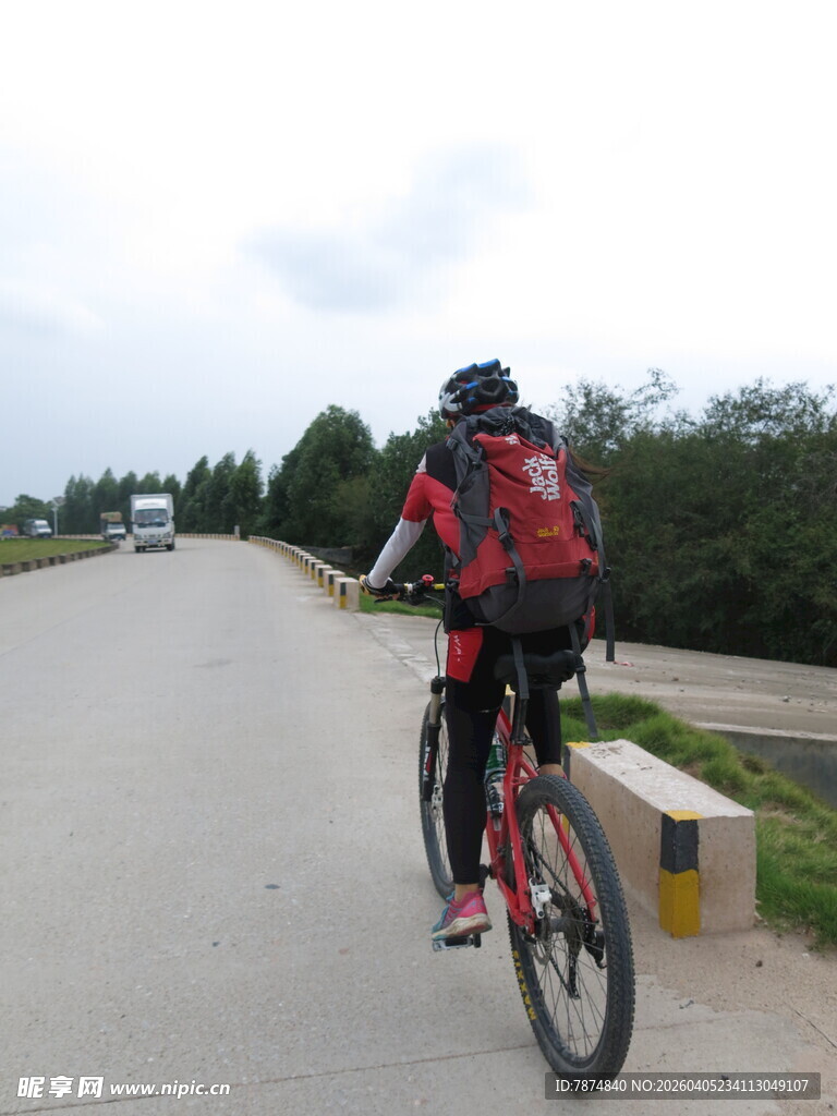 骑行者在道路上独自前行