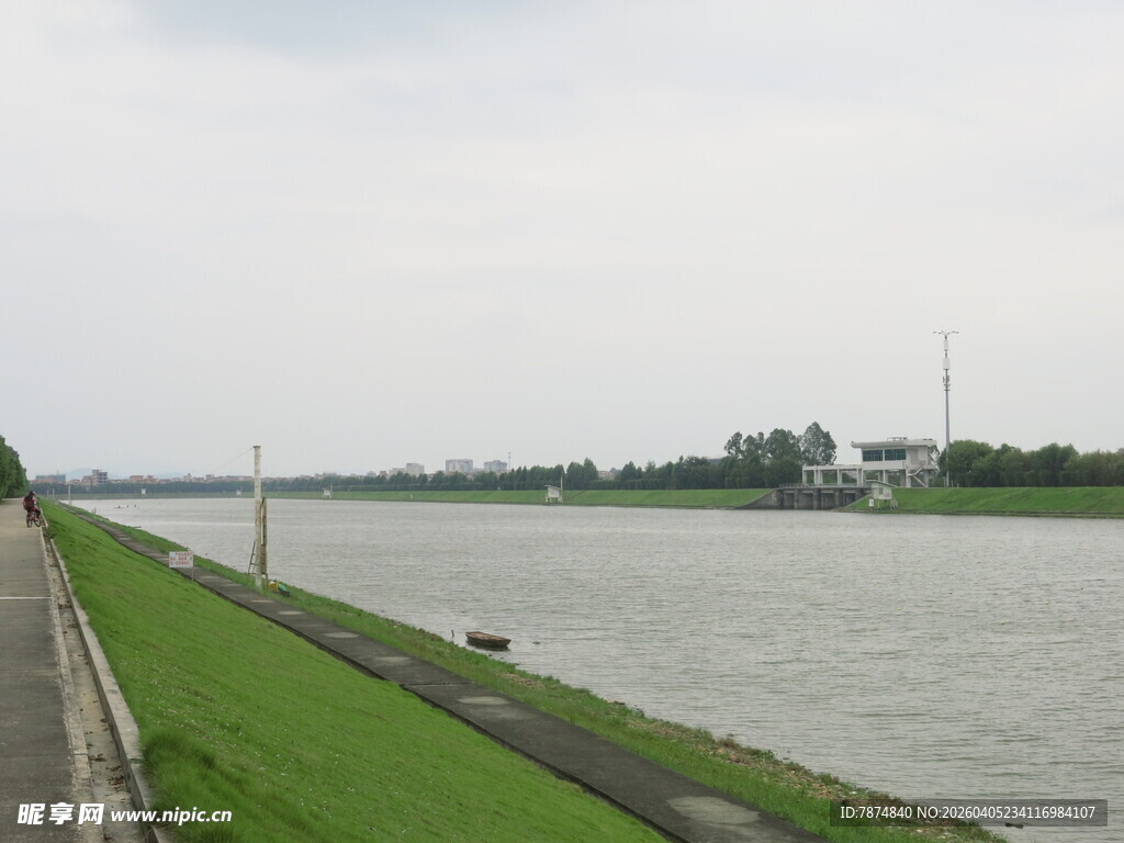 河畔绿草与宽阔河道景观