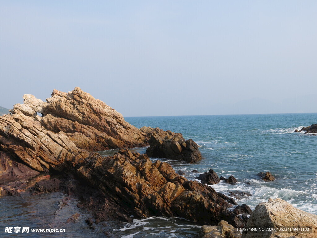 海边嶙峋礁石与蔚蓝大海