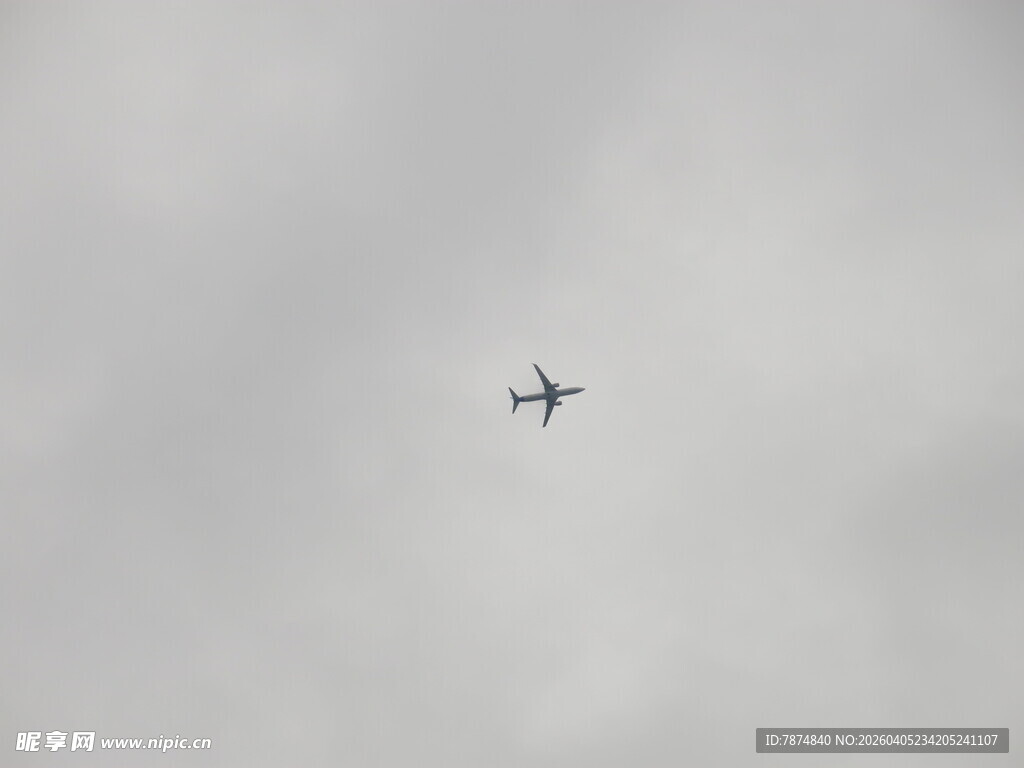 天空中翱翔的飞机