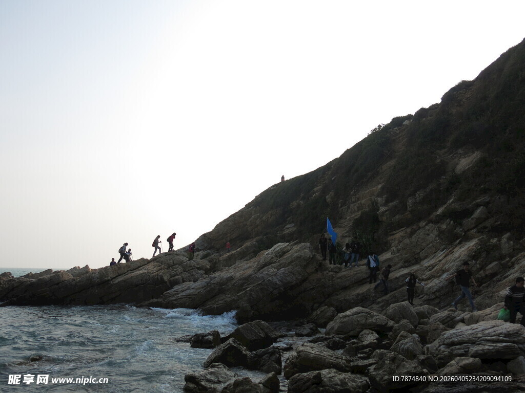 海边岩石上的徒步人群