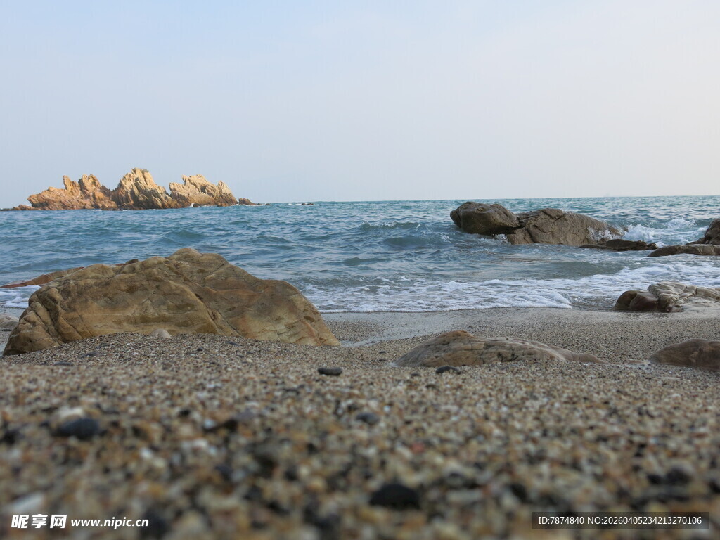 海边砾石滩 远观海中小岛