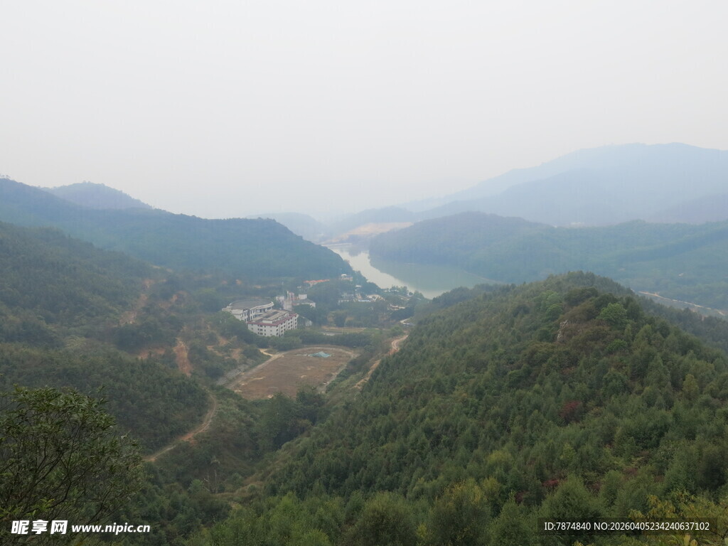 山间河谷秀丽风光