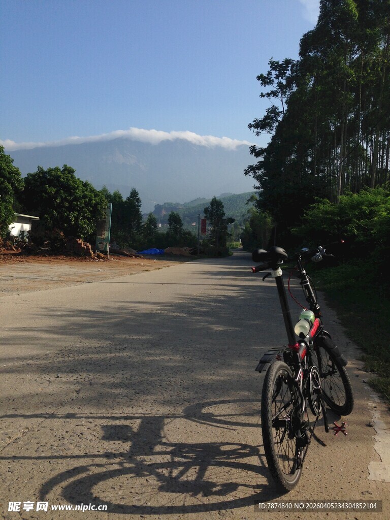 公路旁的自行车与远山风景