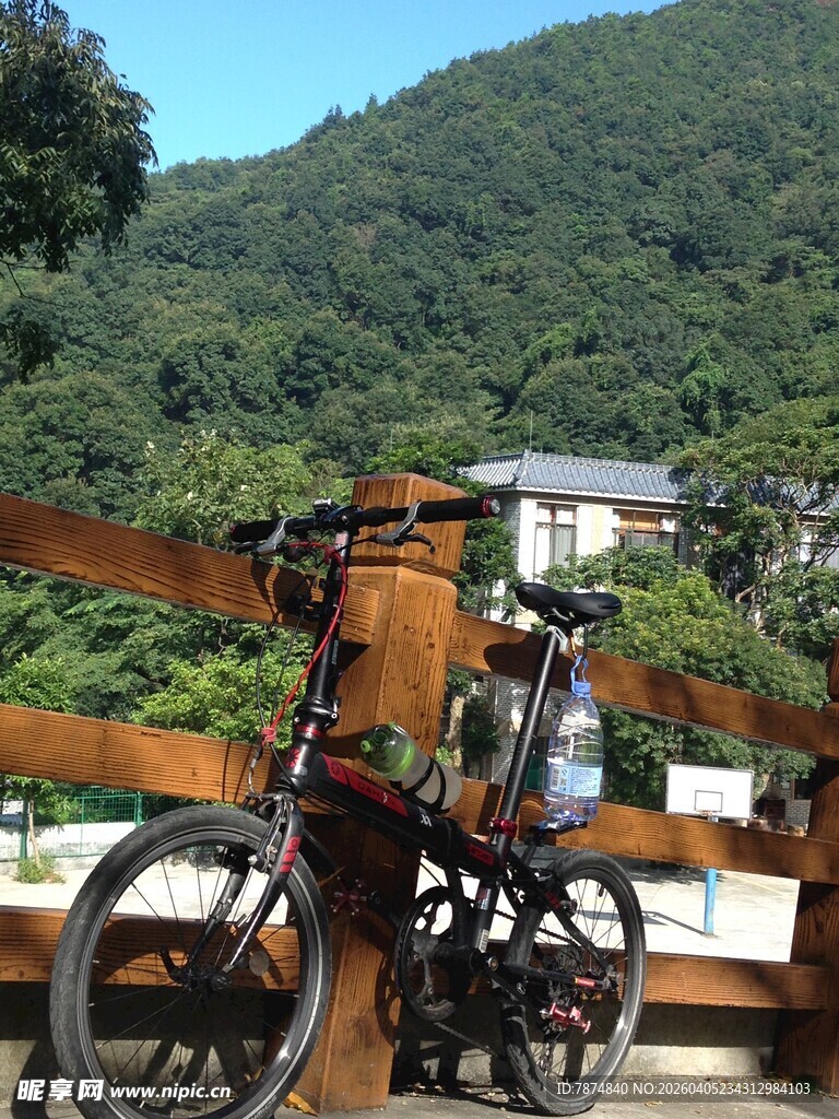 山间停靠的自行车与美景