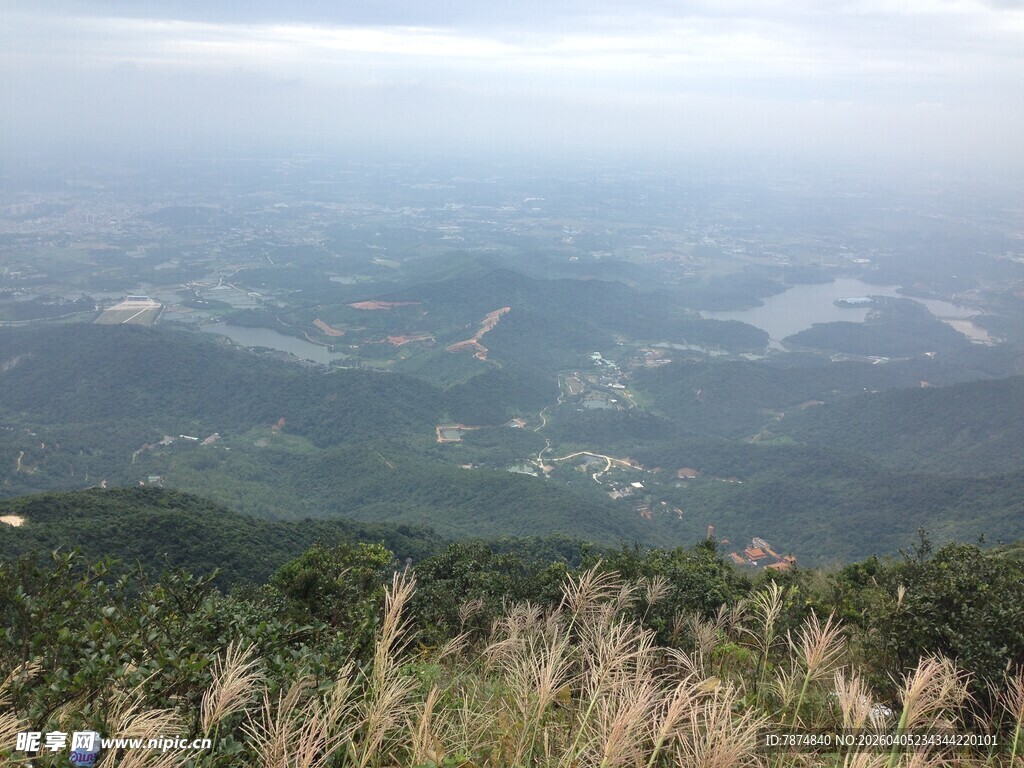 山顶俯瞰广阔自然风光