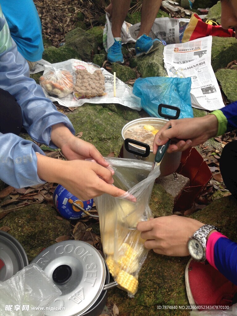 户外露营中的食物准备场景